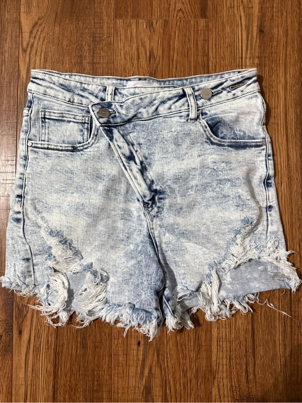 Risen light wash denim shorts size large